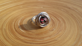 Wire ring met zwart/rode Murano glaskraal. Ringmaat 21