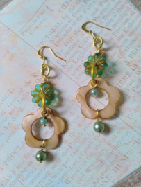 Bohemian bloem oorbellen met schelp kralen