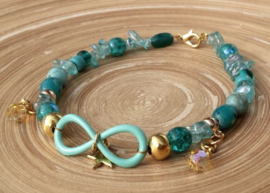 Turquoise Invinity enkelbandje met glaskralen en Swarovski druppels