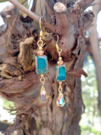Turquoise en goudkleurige oorbellen met Tsjechische glaskralen