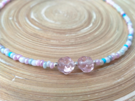 Pastelkleurige kinderketting met bloemkraaltjes