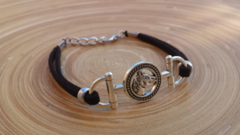 Zwart suede armbandje met paarden connector