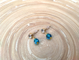 Goudkleurige strass oorstekers met kobalt blauwe glas bicones