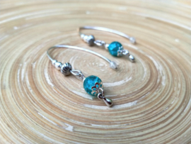 Turquoise oorbellen  met crinkle glasparels