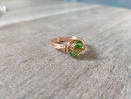 Goudkleurige Copper Wire ring met groene bicones. Maat 17