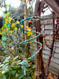 Turquoise en bruine raamslinger of windspinner