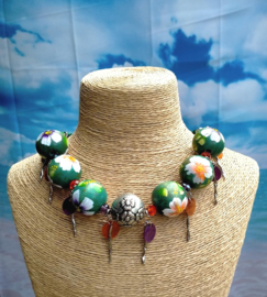 Ketting met groene bloemkralen aan sierlint