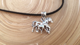 Ketting met paard en veulen bedel zwart