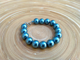 Armband in colonial blue met grote glasparels van 10 mm