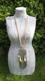 Zachtgele Bohemian ketting met strass vlinders