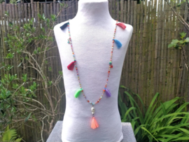 Lange Ibiza style kwastjes ketting met witte keramiek viskraal