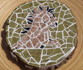 Mozaiëk wandbord op boomschors van een konickpaard
