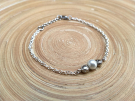 Armbandje met een glasparel