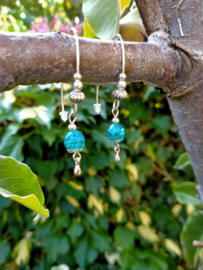 Turquoise oorbellen  met crinkle glasparels