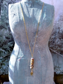 Lange goudkleurige ketting met brocante kraal