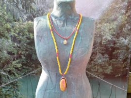 Dubbele halflange  tomatenrood met gele ketting