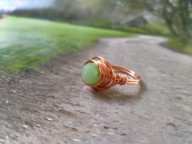 Ring in kopertint met mintgroene glaskraal