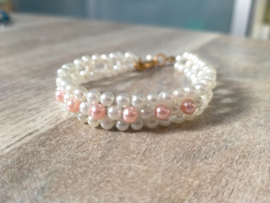 Bloemen armbandje van kleine acryl pareltjes