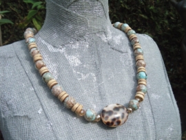 Resin/kurk ketting met schelpkraal