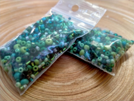 Groen/turquoise rocailles of borduurkralen mix  van 2, 3 en 4 mm 20 gram