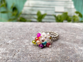Fleurige wire ring met kleine facet geslepen rondellen. Maat 18