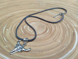 Grijs suede ketting met skull/koeienschedel