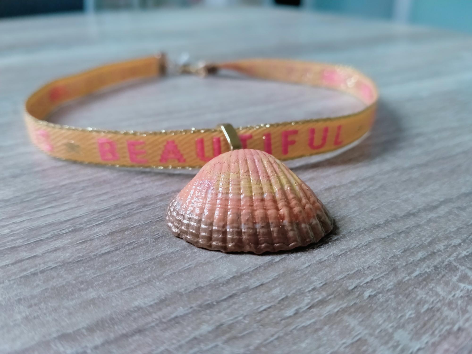 Zacht oranje tekst Choker met schelp