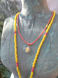 Dubbele halflange geel met tomaten rode ketting