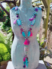 Lange Turquoise/fuchsia ketting met aluminium Jasseron