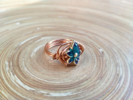 Koperkleurige ring met lotusbloem. Ringmaat 18