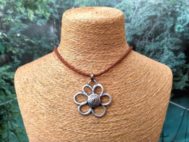 Gevlochten imitatieleren ketting met Tibetaans zilveren bloemhanger