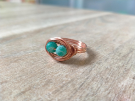 Koperkleur ring met frozen glasparels