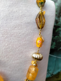 Lange oranje en goudkleurige ketting