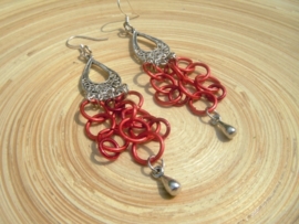 Oorbellen van rood chainmail