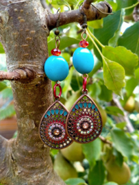 Turquoise Tibetaanse oorbellen met keramiek en chainmail