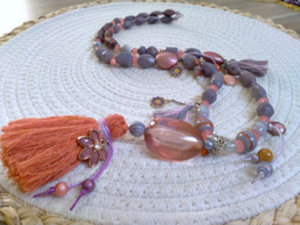 Lange paars met oranje ketting