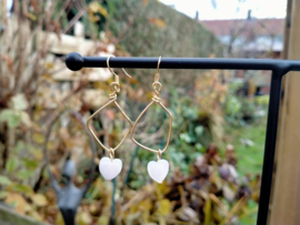 Copper wire oorbellen met parelmoer schelphartjes.