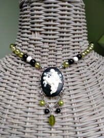 Korte choker ketting in groen/zwart en wit met een camee