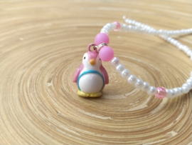 Kinderketting met roze pinguïn hanger met een belletje en acryl pareltjes