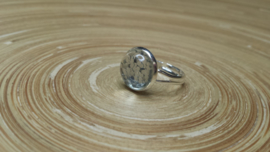Zilverkleurige strass ring. Verstelbaar