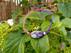 Paars/roze enkelbandje met bloemen kauri schelpje