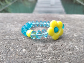 Blauw kinderarmbandje met gele bloemkraal