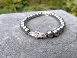 Hematiet herenarmband met bewerkte Tibetaans zilveren kraal