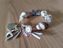 Lila armband met keramiek kralen en knoopsluiting
