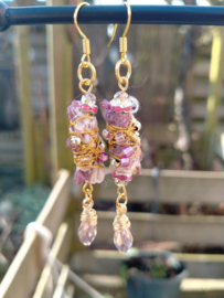 Roze en gouden brocante oorbellen