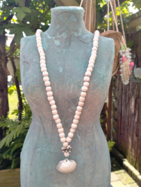 Lange witte houten schelpketting