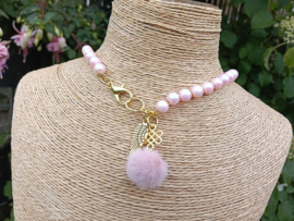 Zalmroze ketting met pompon