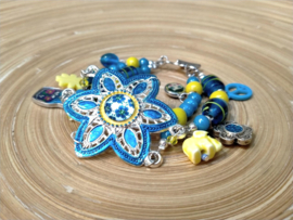 Hemelsblauw en citroengele armband met bloemconnector