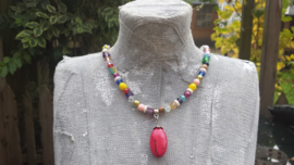 Korte ketting in multicolor met rode hanger