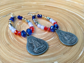 Oorbellen met glas bicones en budda bedels in oud zilver